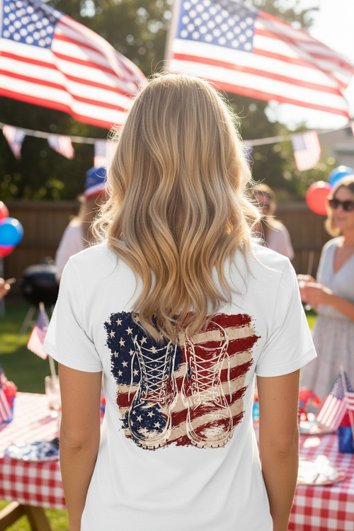 Freedom Relaxed V-Neck - Espalda - Modelo Rubia Fiesta Patriótica